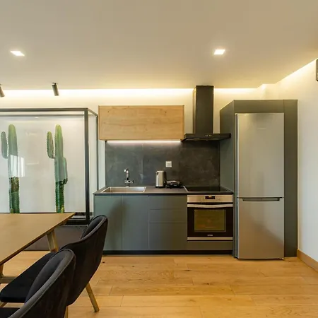 Earth Boutique Next To Stavros Niarchos Appartement