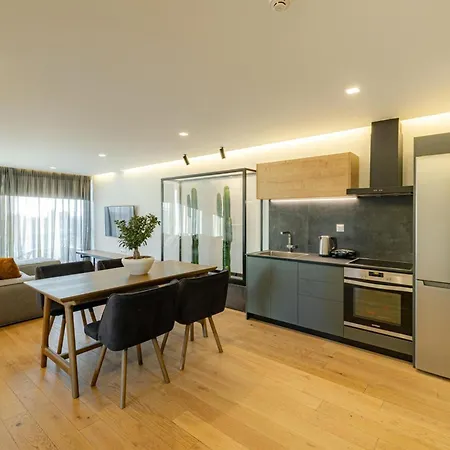 Earth Boutique Next To Stavros Niarchos Appartement