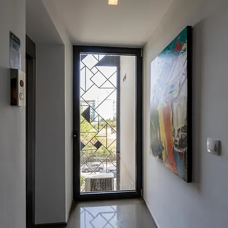 Earth Boutique Next To Stavros Niarchos Appartement