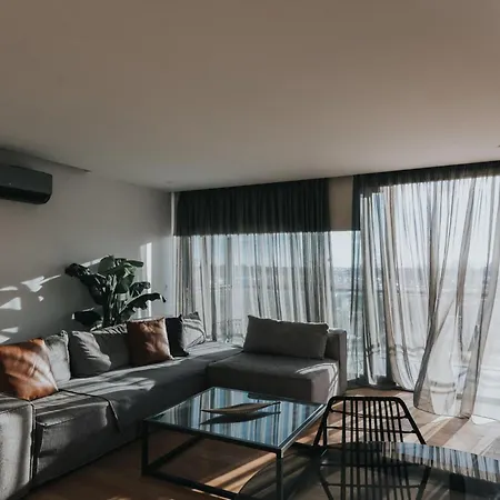 Earth Boutique Next To Stavros Niarchos Appartement